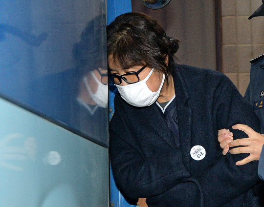 호송차 오르는 최순실      (서울=연합뉴스) 김주형 기자 = 현 정부 '비선실세' 최순실 씨가 14일 새벽 서울 서초구 중앙지검에서 조사를 마치고 호송차에 오르고 있다. 2016.11.14      kjhpress@yna.co.kr  (끝)